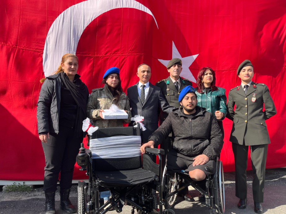 Hatay’da duygulandıran buluşma: Depremzede Beliz, 3 yıldır sakladığı emanetin sahibiyle bir araya geldi