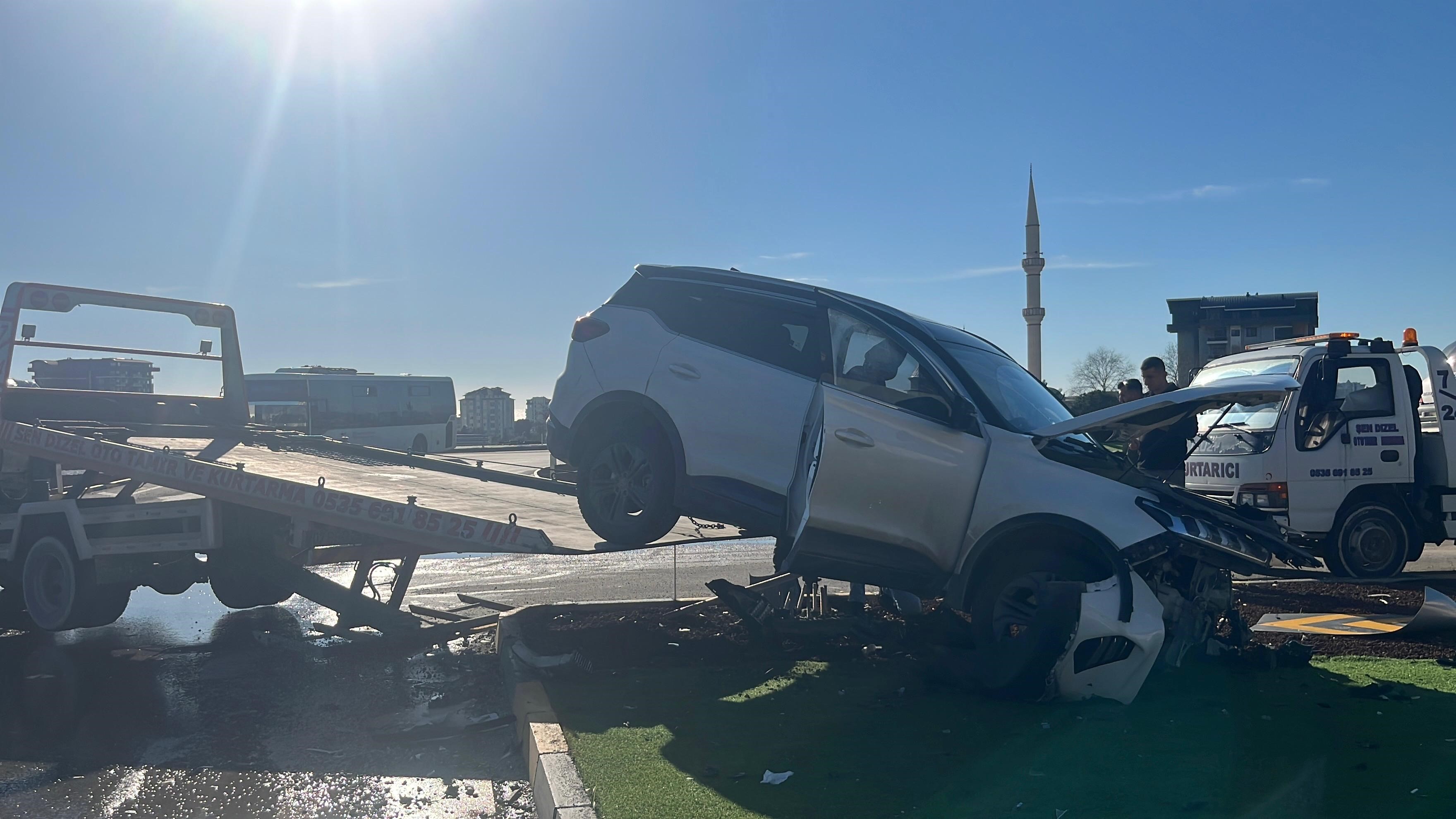 Alanya’da SUV araç ile otomobil çarpıştı: 3 yaralı