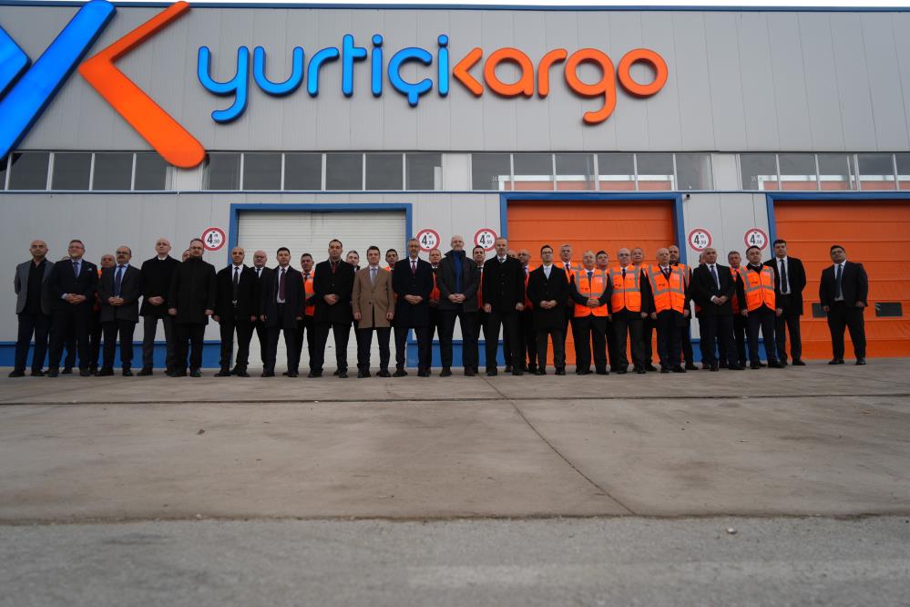 Saatte 25 bin kargo, insan eli değmeden bir araçtan diğerine yükleniyor