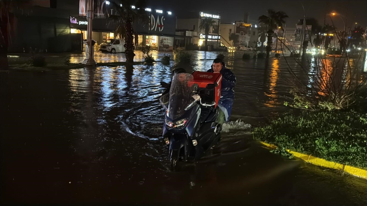 Bodrum sağanak yağışa teslim oldu: Yollar göle döndü, evleri su bastı