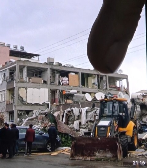 6 Şubat’ta kepçeyle gittiği enkazdan annesinin cenazesini çıkartan operatör o anları anlattı