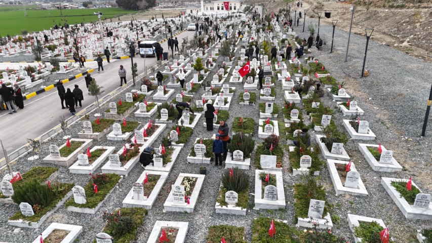 Asrın felaketinin 3’üncü yıl dönümünde deprem mezarlığında hüzünlendiren ziyaret