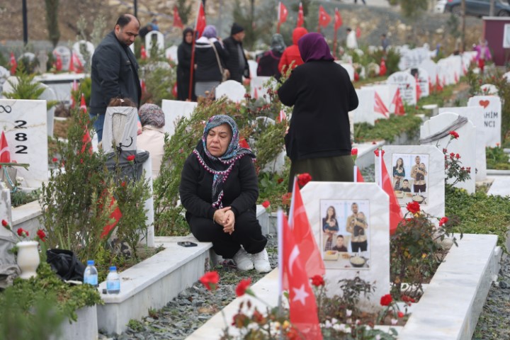 Asrın felaketinin 3’üncü yıl dönümünde deprem mezarlığında hüzünlendiren ziyaret