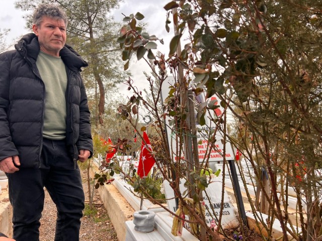 Enkaz altındaki kızının elini hiç bırakmamıştı, depremin 3. yılında kabrini ziyaret etti