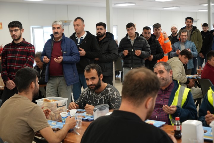 Körfezray şantiyesinde deprem şehitleri anıldı: Bölgeye 100 milyon liralık destek sağlandı