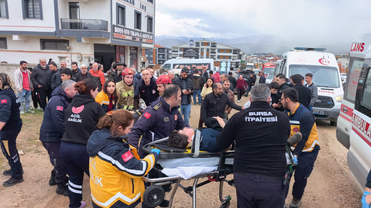 Bursa’da ehliyetsiz sürücü, park halindeki araçlara çarptı: 8 öğrenci yaralandı