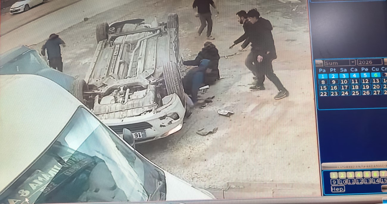 Bursa’da ehliyetsiz sürücü, park halindeki araçlara çarptı: 8 öğrenci yaralandı