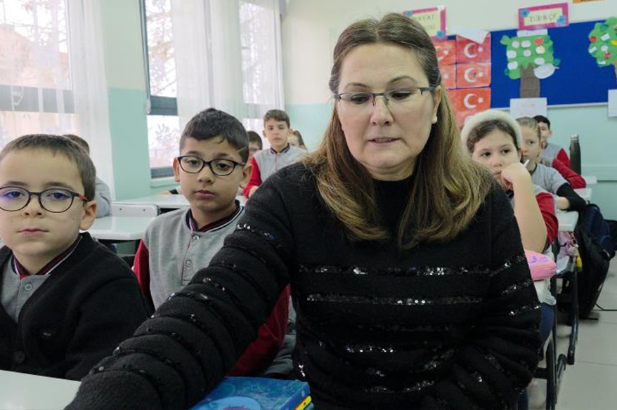 6 Şubat’ı anlatan öğretmen kameraya bile bakamadı: "65 saniyede hayatımız yıkıldı"