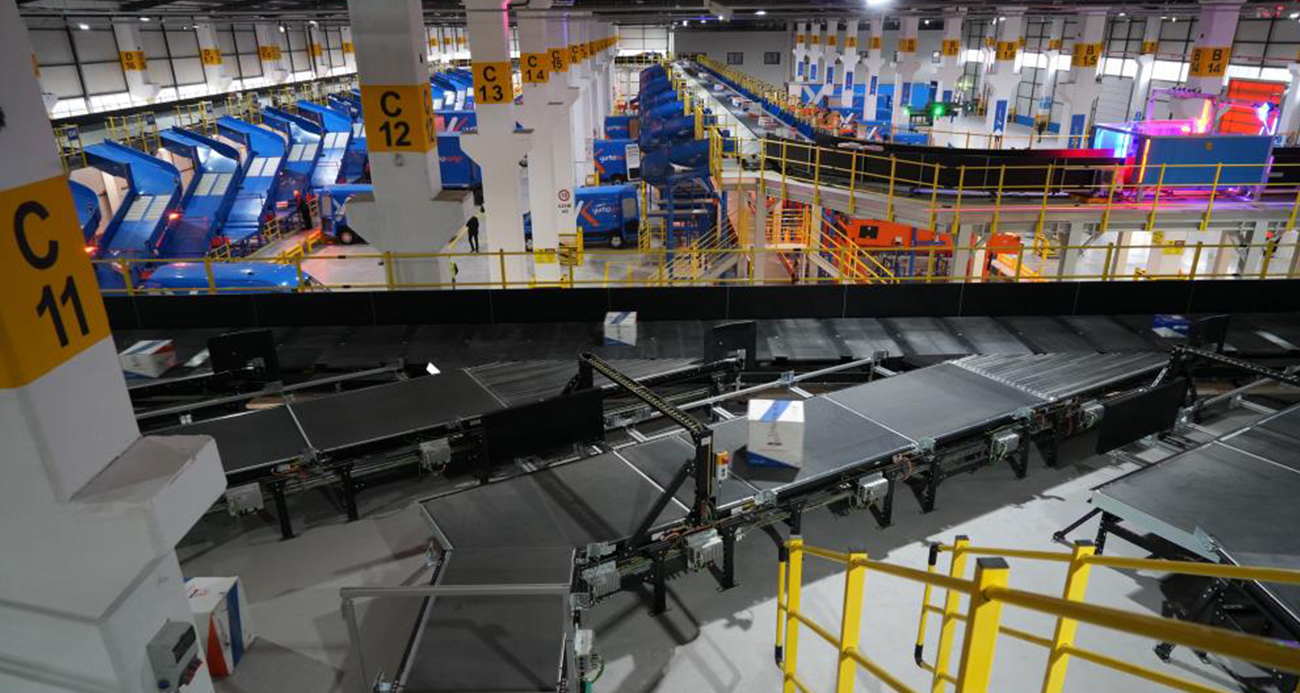 Saatte 25 bin kargo, insan eli değmeden bir araçtan diğerine yükleniyor