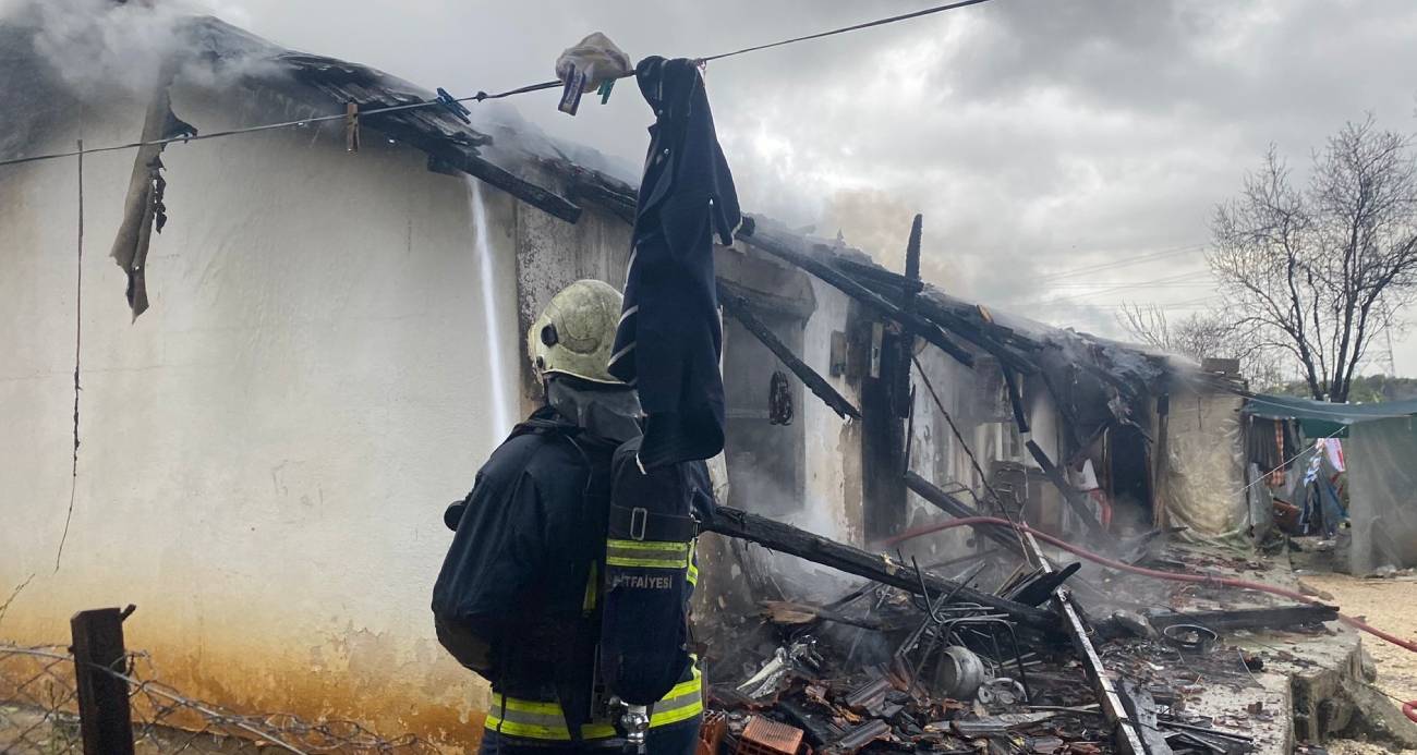 Antalya’da alev alev yanan tek katlı ev küle döndü