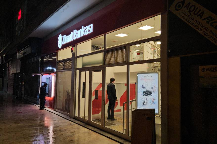 Fatih’te banka soygunu: Kaçarken çaldığı parayı düşürdü