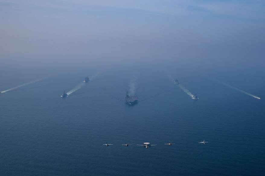 ABD ordusu, Umman Denizi’ndeki uçak gemisi grubunun fotoğraflarını paylaştı