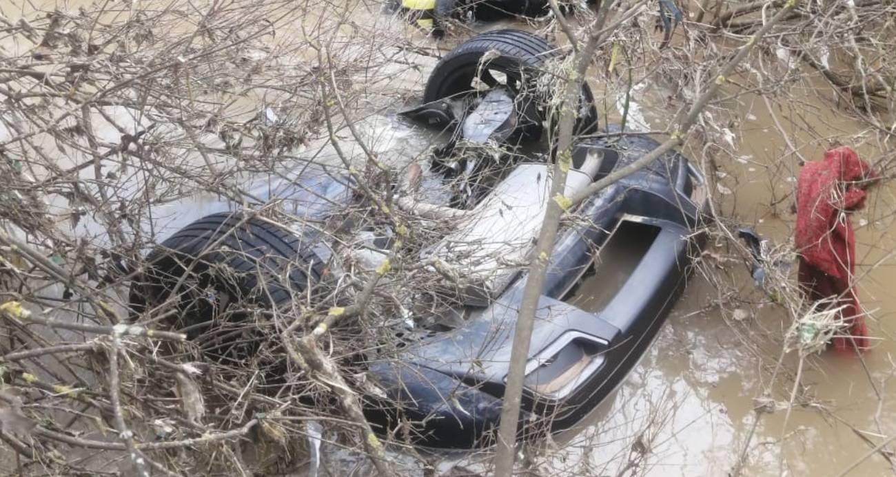 İzmir’de otomobil dereye uçtu: 2 kız kardeş hayatını kaybetti