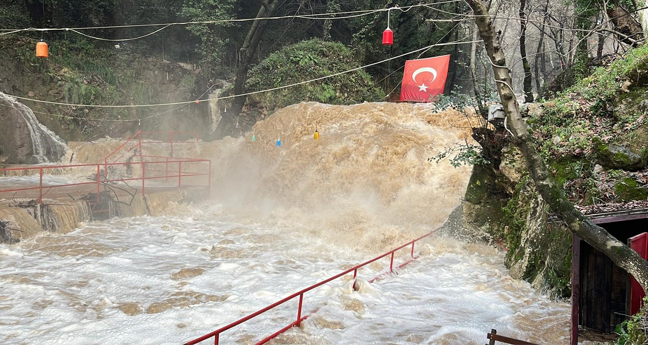 Alanya’da çay taştı: İşletmelere ait çardaklar sular altında kaldı