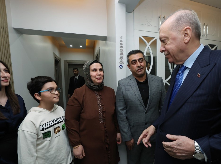 Cumhurbaşkanı Erdoğan ve Devlet Bahçeli’den depremzede aileye ziyaret