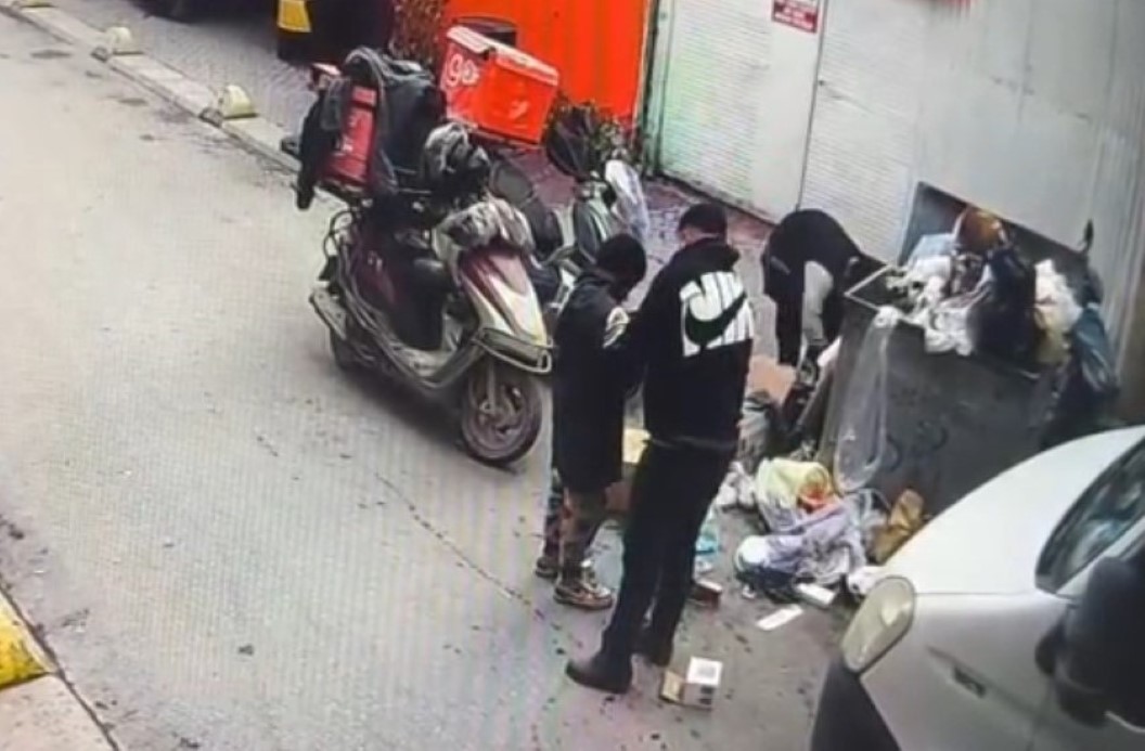 Soğukta üşüyen çocuğa ceketini çıkarıp veren kurye kameraya yansıdı