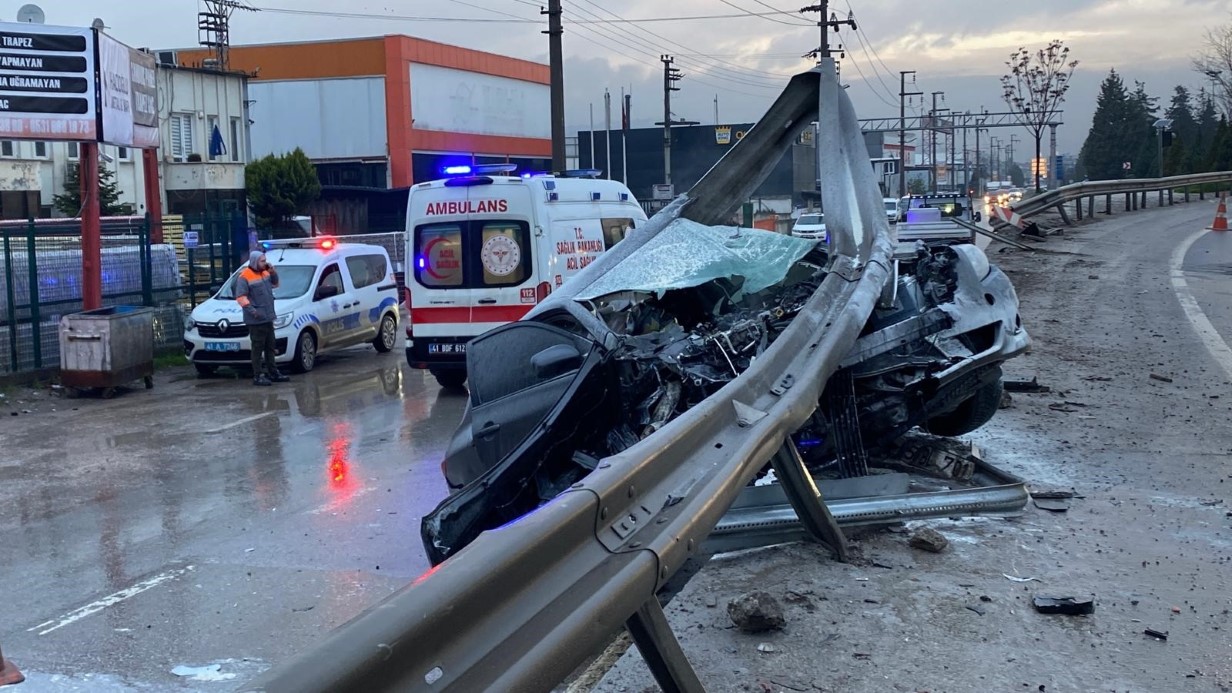 Kocaeli’de korkutan kaza: Otomobil bariyerlere ok gibi saplandı