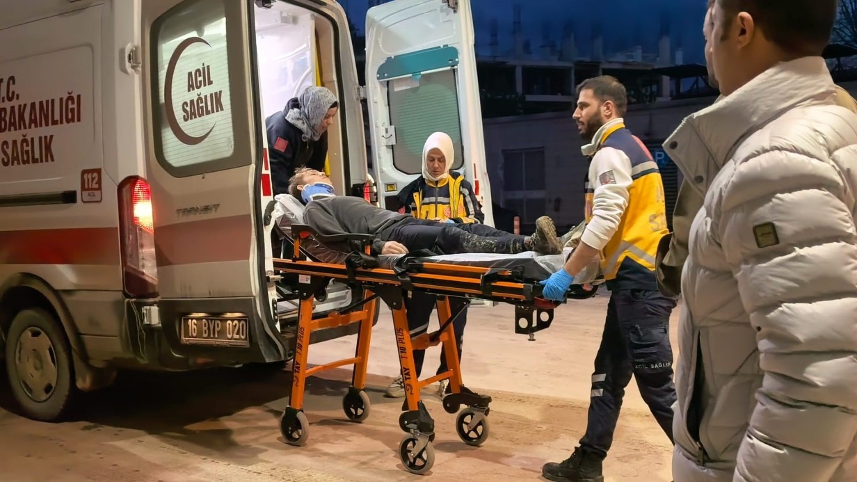 Bursa’da 14 yaşındaki ehliyetsiz sürücü park halindeki araçlara çarptı: 4 gencin durumu kritik