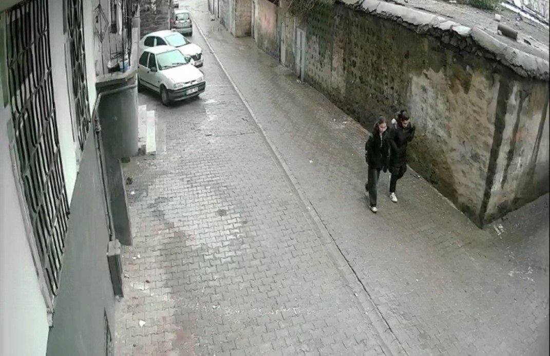 Siverek’te duvar çöktü: 2 çocuk saniyelerle kurtuldu