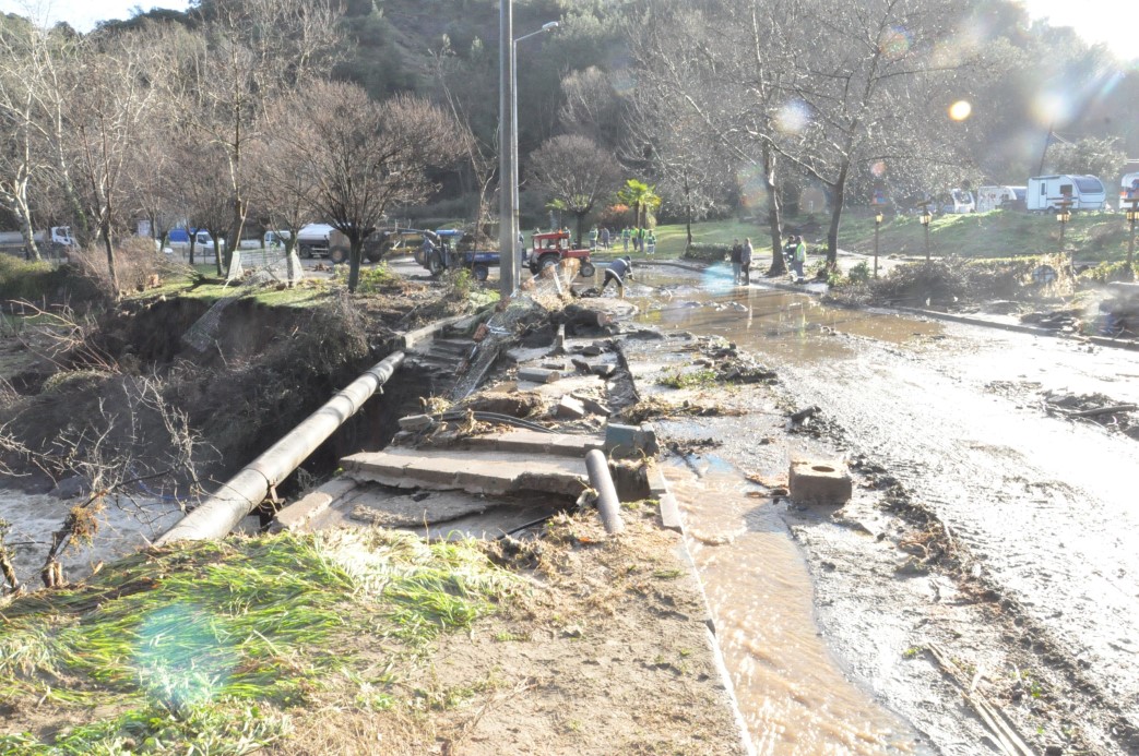 Salihli’de sel felaketi: Köprü yıkıldı, nehir taştı, yollar kapandı