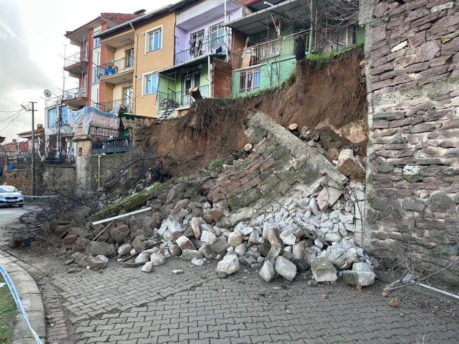 Uşak’ta yağış sonrası istinat duvarı çöktü, toprak kayması yaşandı: 3 ev tahliye edildi
