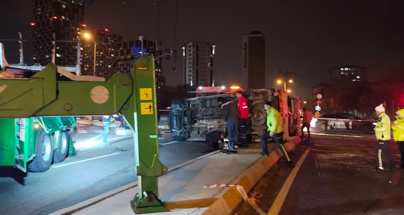 Kartal’da ambulans ile cip kafa kafaya çarpıştı: 3 yaralı