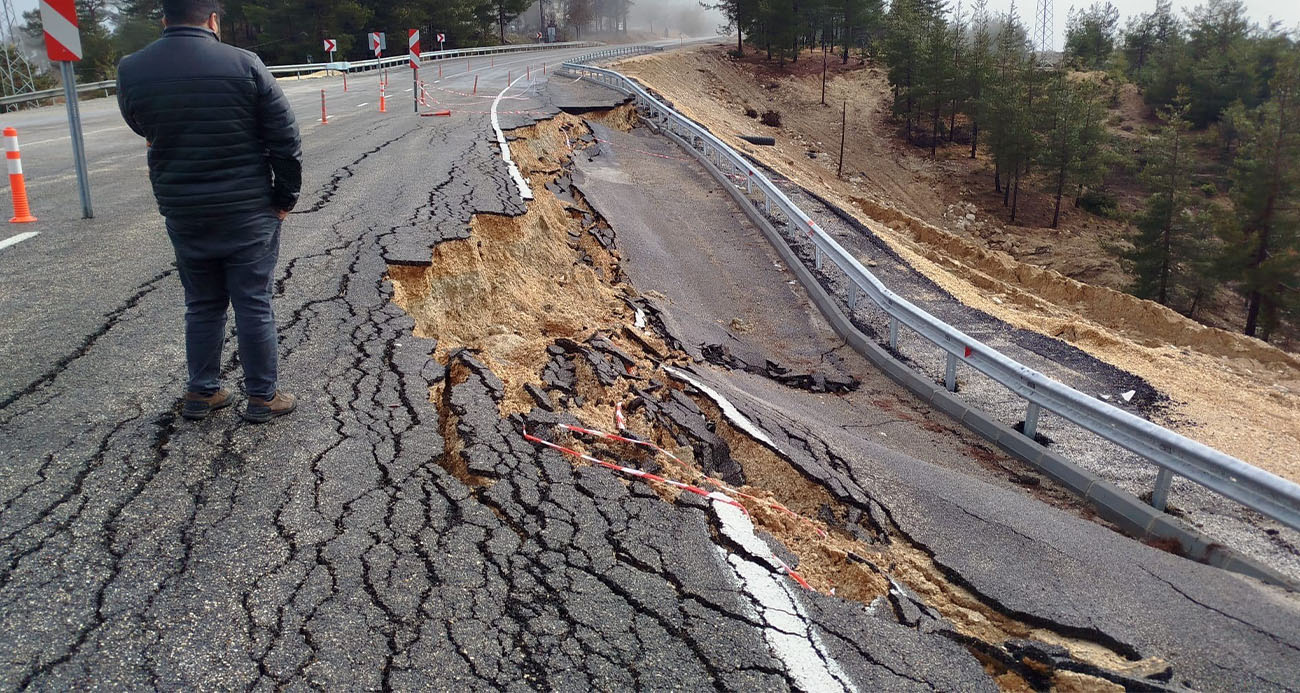 Mersin’de şiddetli yağışta yolda 2 metrelik çukur oluştu