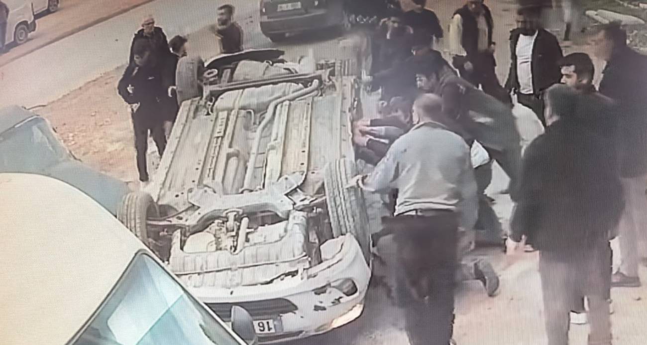 Bursa’da 14 yaşındaki ehliyetsiz sürücü park halindeki araçlara çarptı: 4 gencin durumu kritik