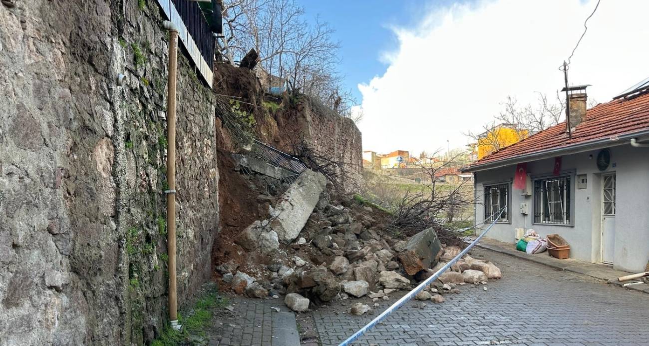 Uşak’ta yağış sonrası istinat duvarı çöktü, toprak kayması yaşandı: 3 ev tahliye edildi