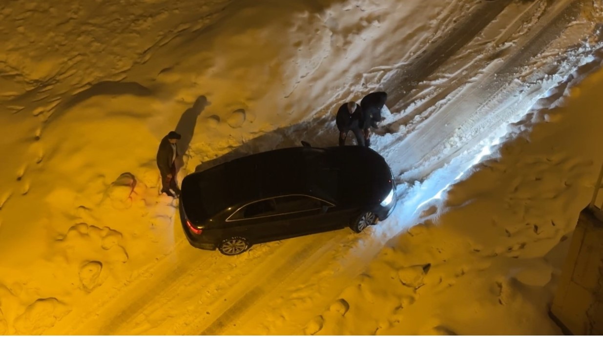 Yüksekova’da kar yağışı: Araçlar imece usulü kurtarıldı