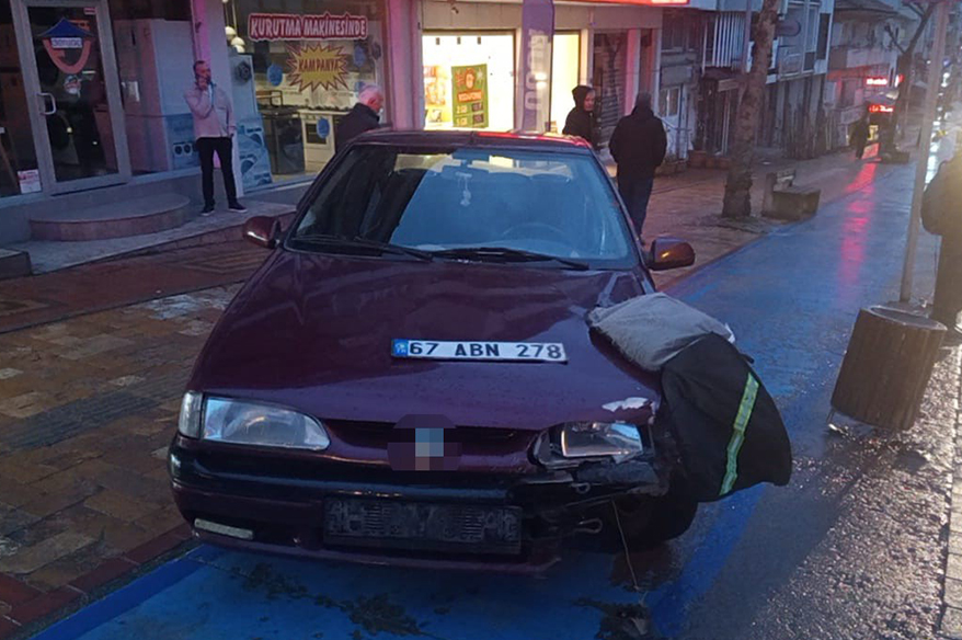 Kazada fırlayan motokurye otomobilin üzerine düştü