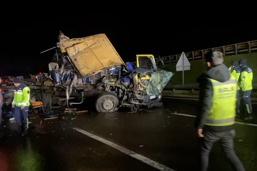 TEM’de mobilya yüklü kamyon ile tır çarpıştı: 1 yaralı