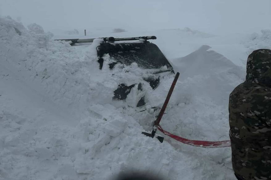 Kar kalınlığı 2 metreyi buldu, araçlar kara gömüldü