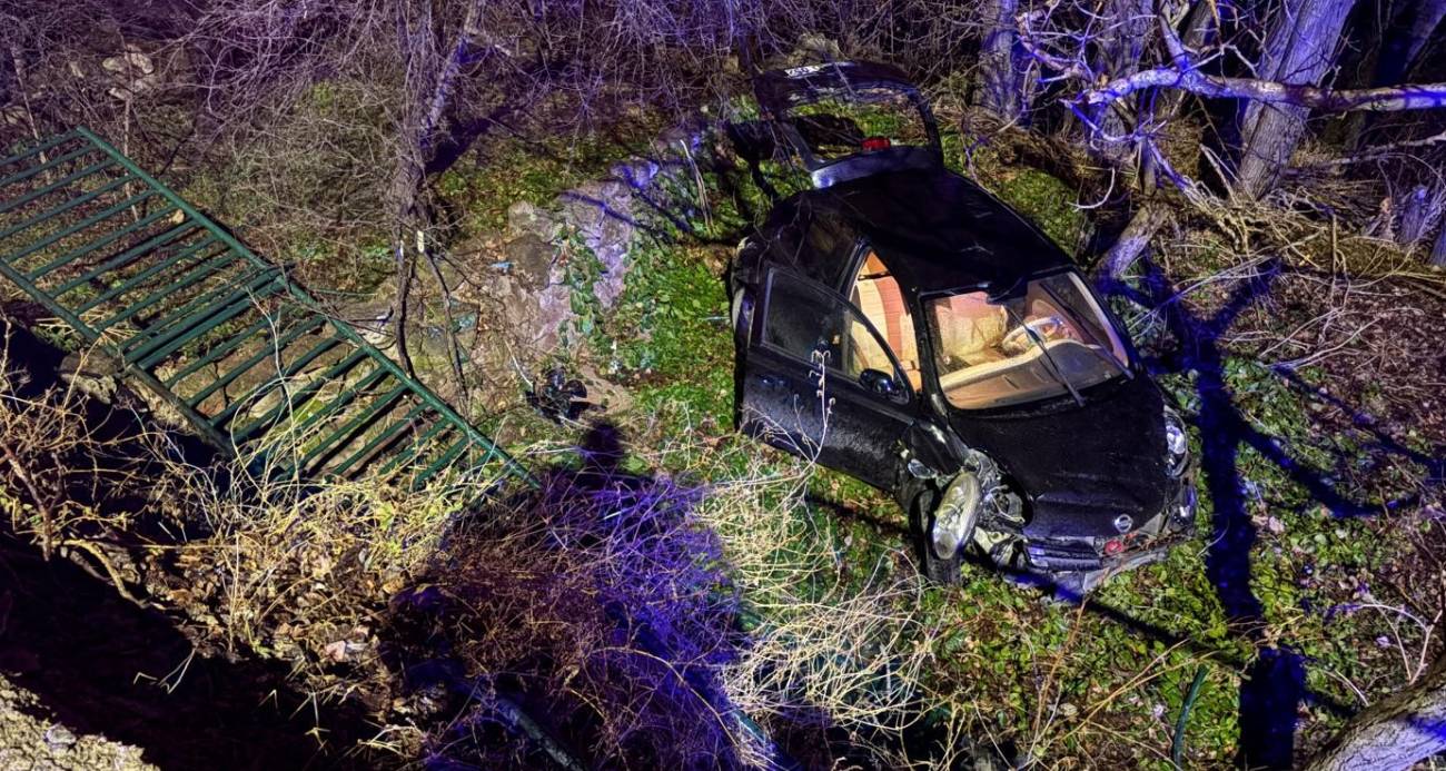 Ehliyetsiz sürücü 5 metrelik bahçe duvarından uçtu: 1 yaralı