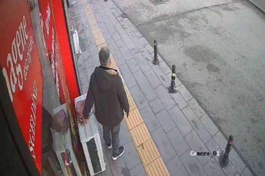 Sahibi gelir alır diye bırakılan çantayı kaşla göz arasında çaldı