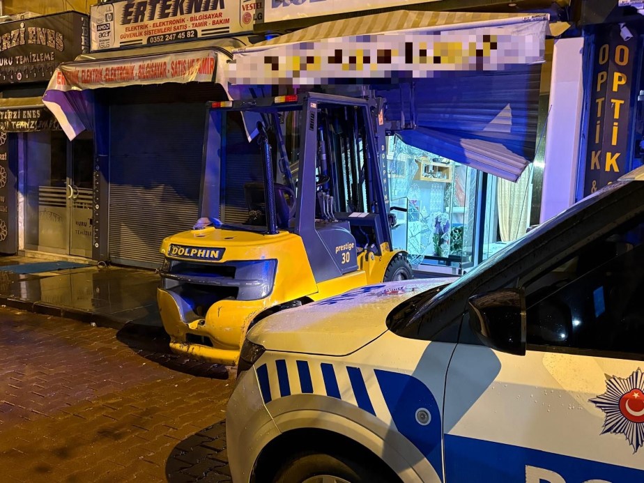 Kuyumcuda forkliftli hırsızlık