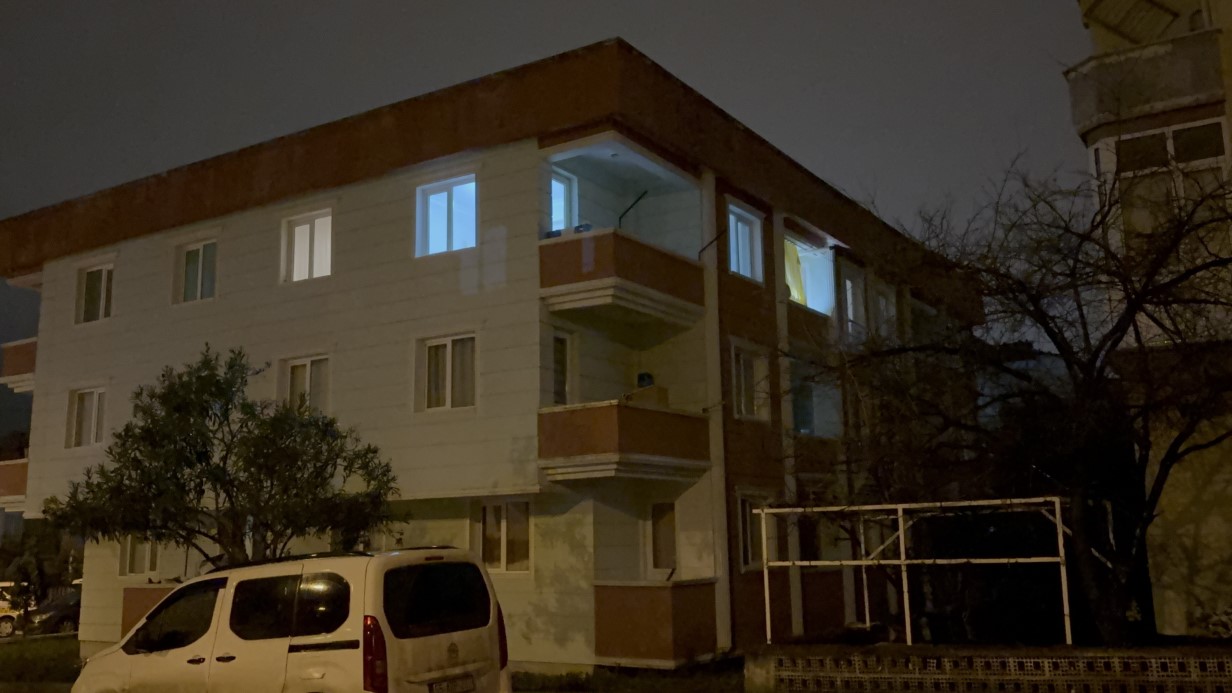 Telefonla yüksek sesle konuşma kavgasında ablasını bıçaklayıp balkondan atladı