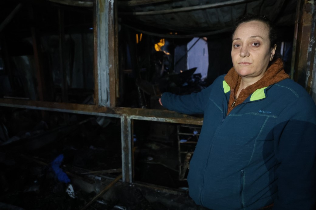 Depremde evleri yıkılan aile yangınla birlikte ikinci kez yuvasız kaldı