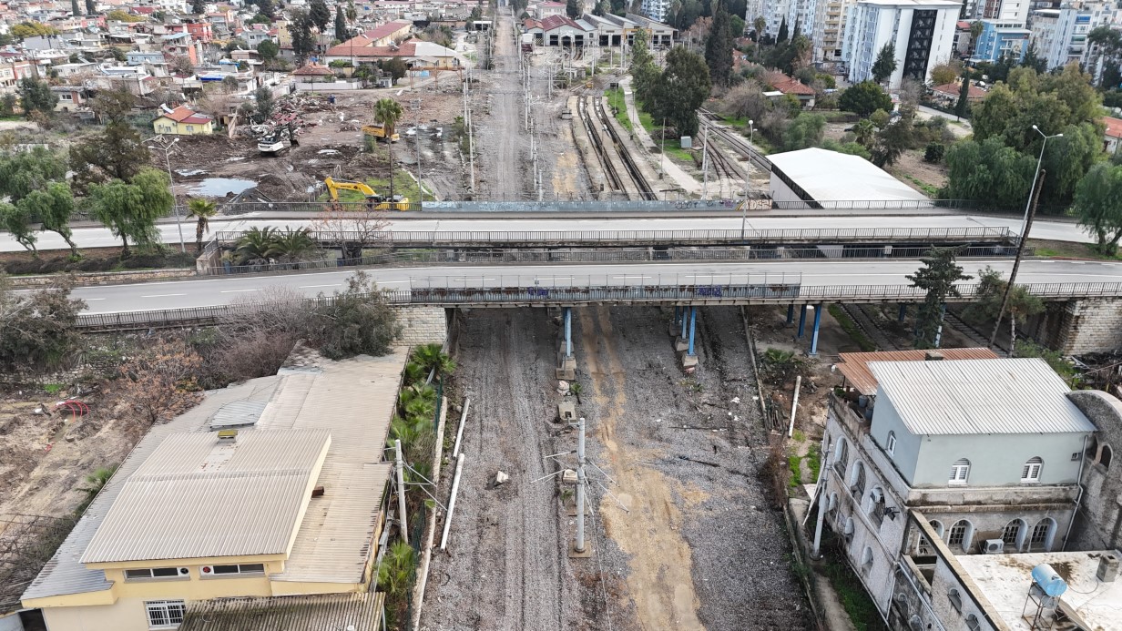 O köprüde yıkım başladı