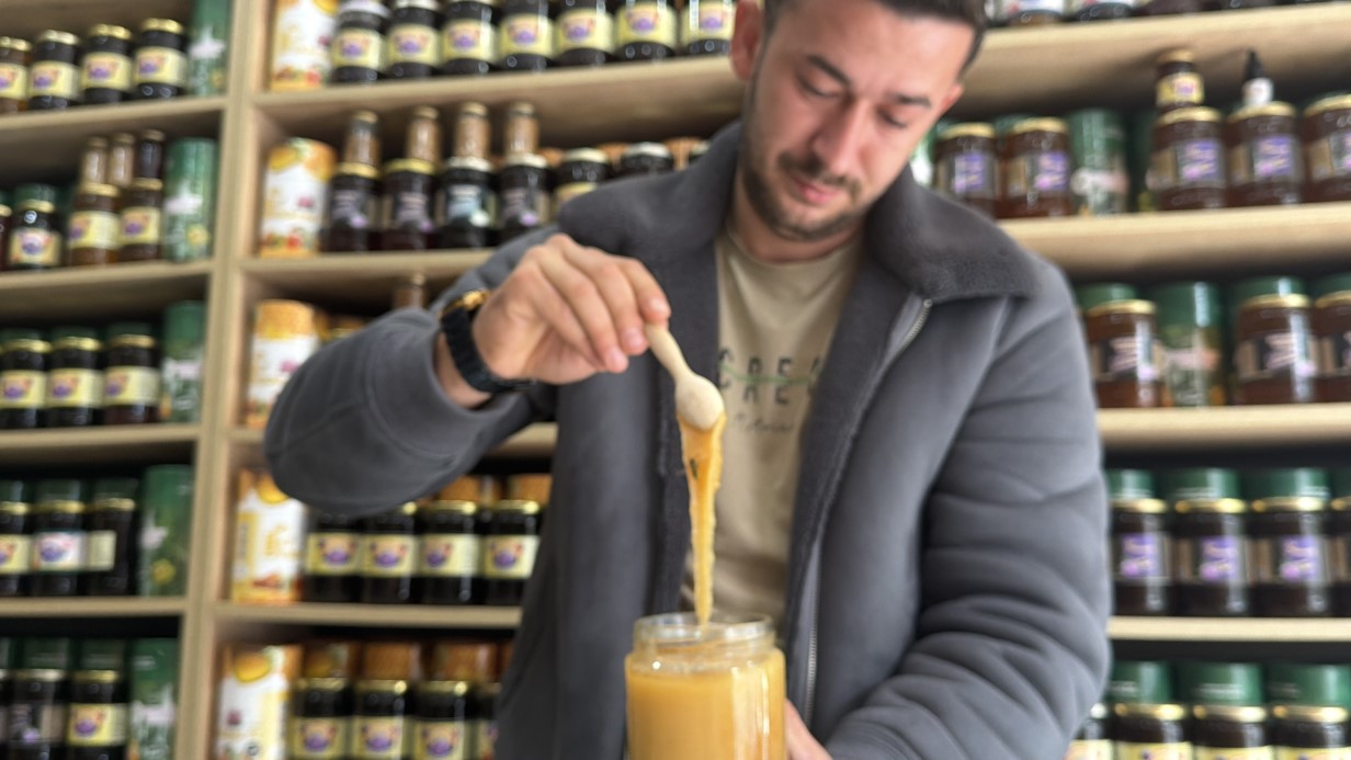 Viral olan ayı, satışları katladı: Balcı dükkanının başköşesine ’bayılan ayı’ dekoru yerleşti