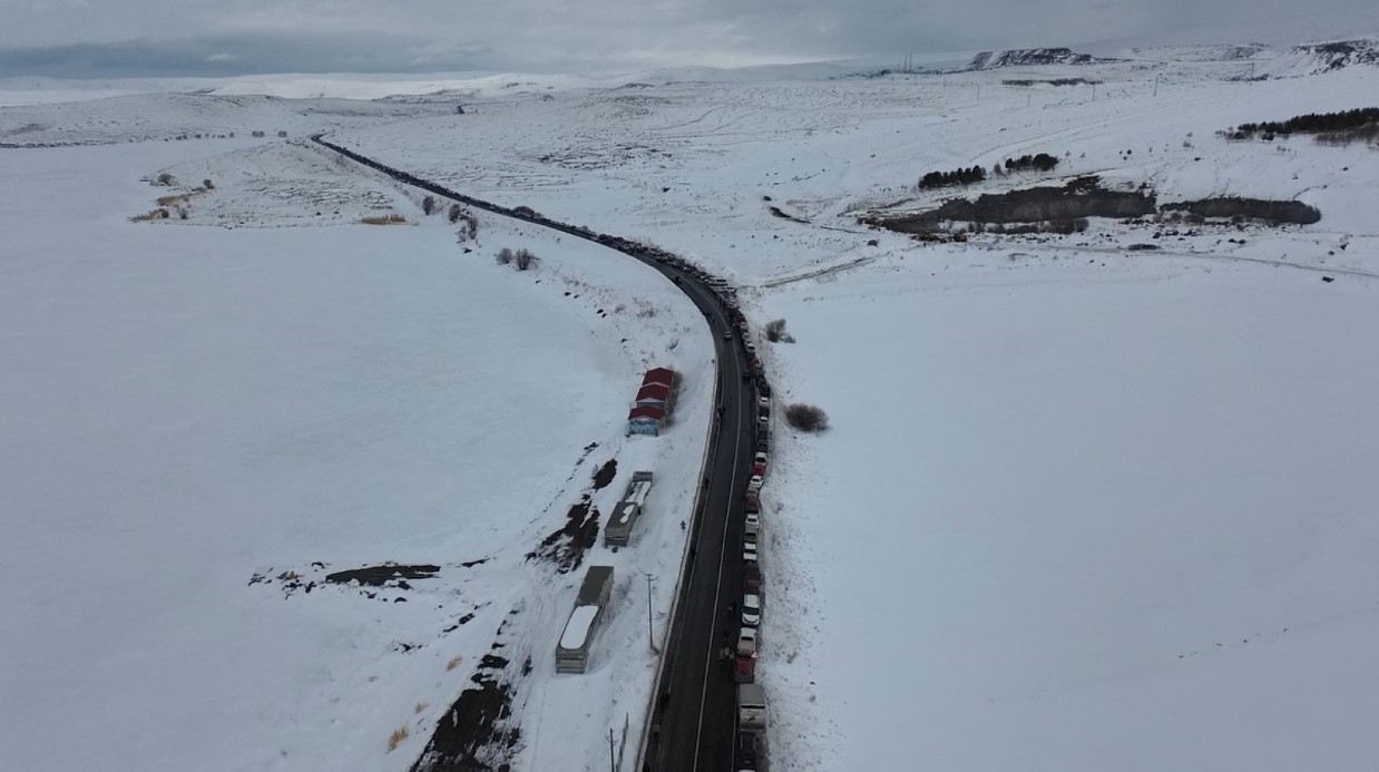 Çıldır Gölü’nde adım atacak yer kalmadı