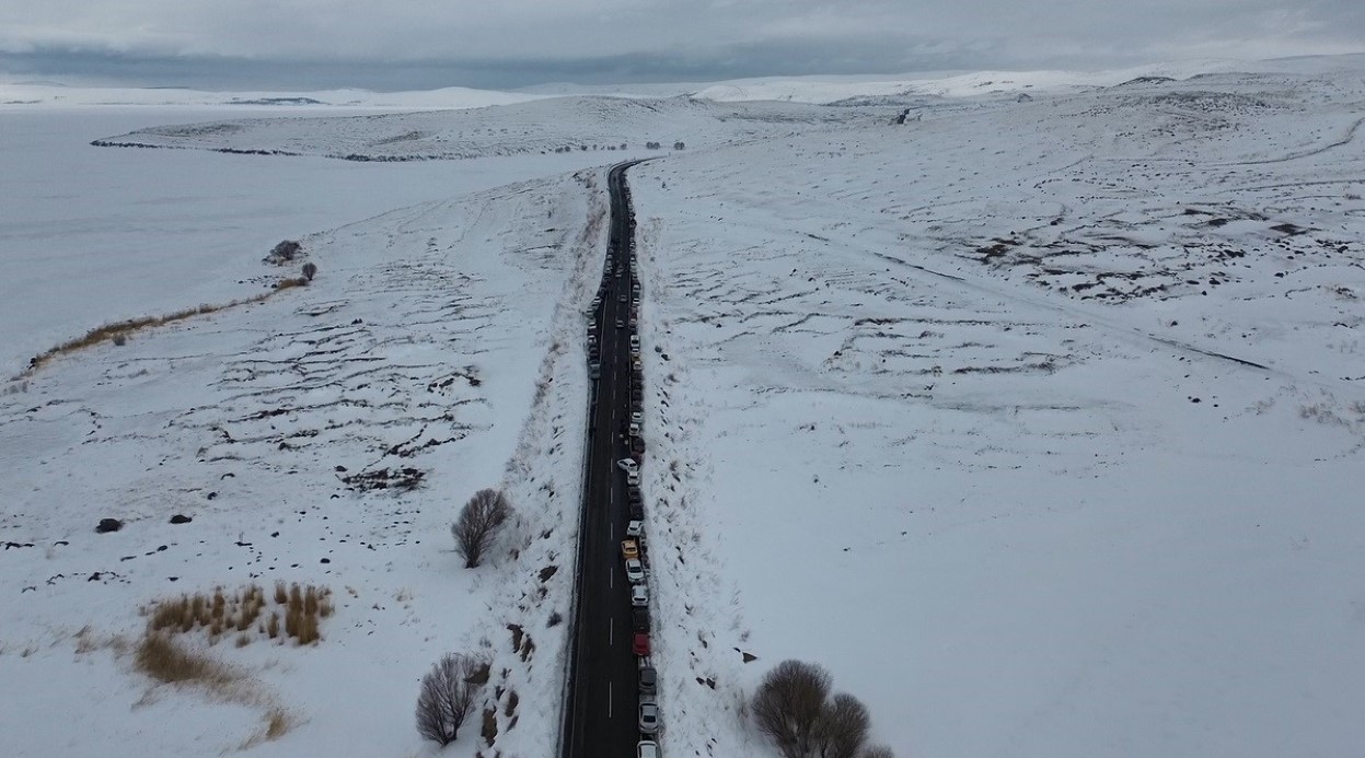 Çıldır Gölü’nde adım atacak yer kalmadı