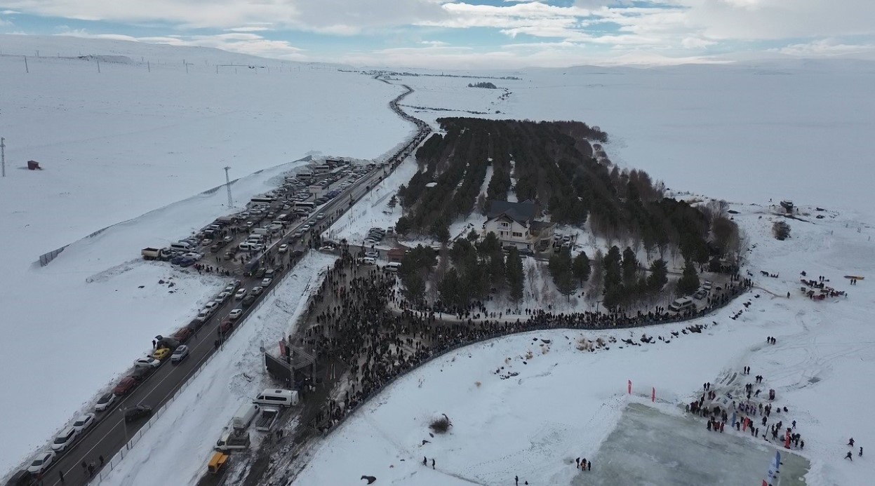 Çıldır Gölü’nde adım atacak yer kalmadı
