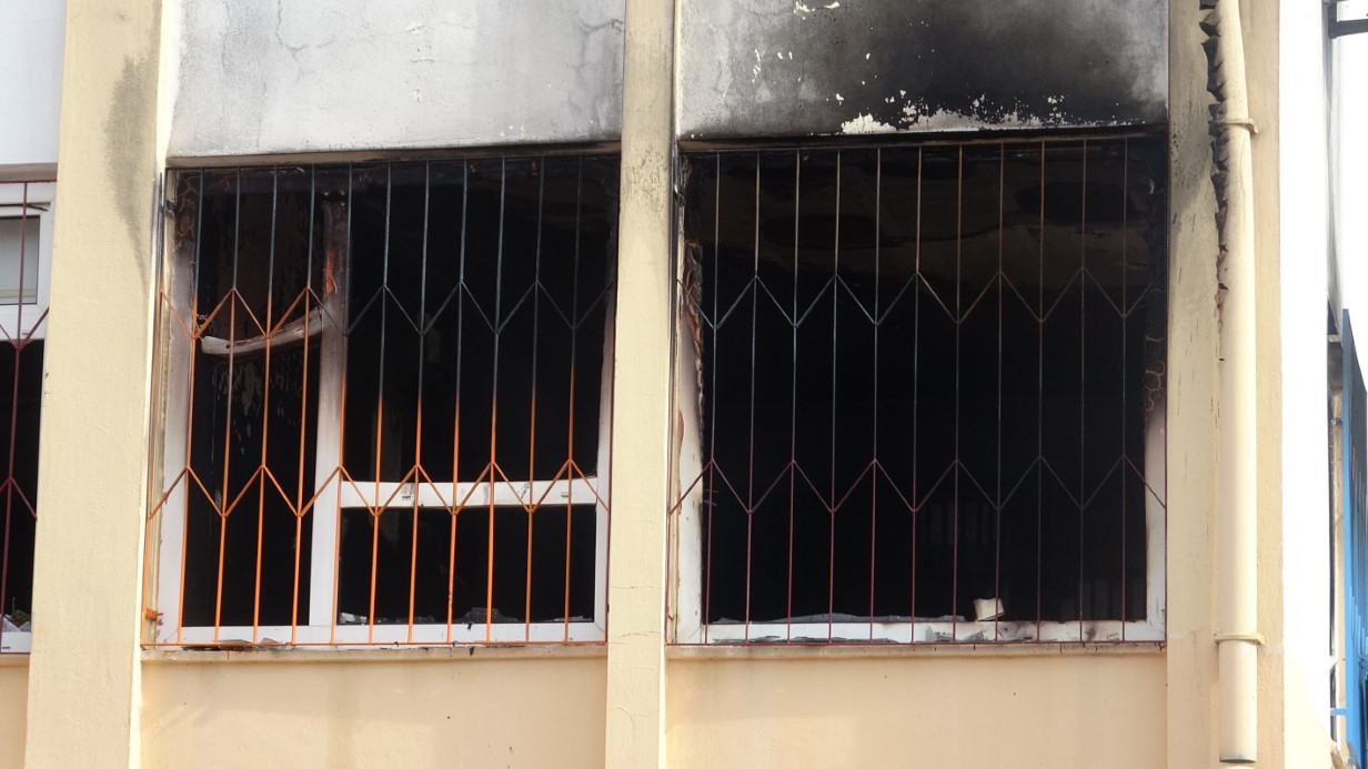 Antalya’da ilkokulda yangın çıktı, öğrenciler tahliye edildi