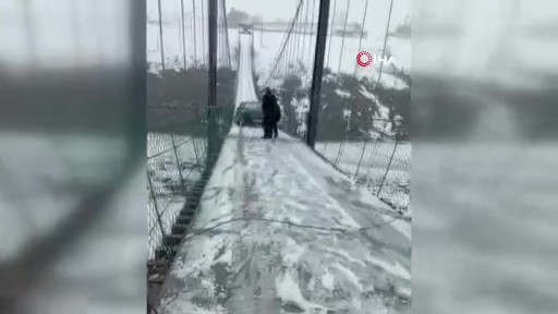 Kars’ta asma köprüde korku dolu anlar: Otomobil buzda kayarak askıda kaldı
