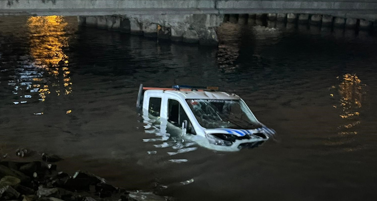Bakırköy’de İBB’ye ait zabıta aracı denize düştü