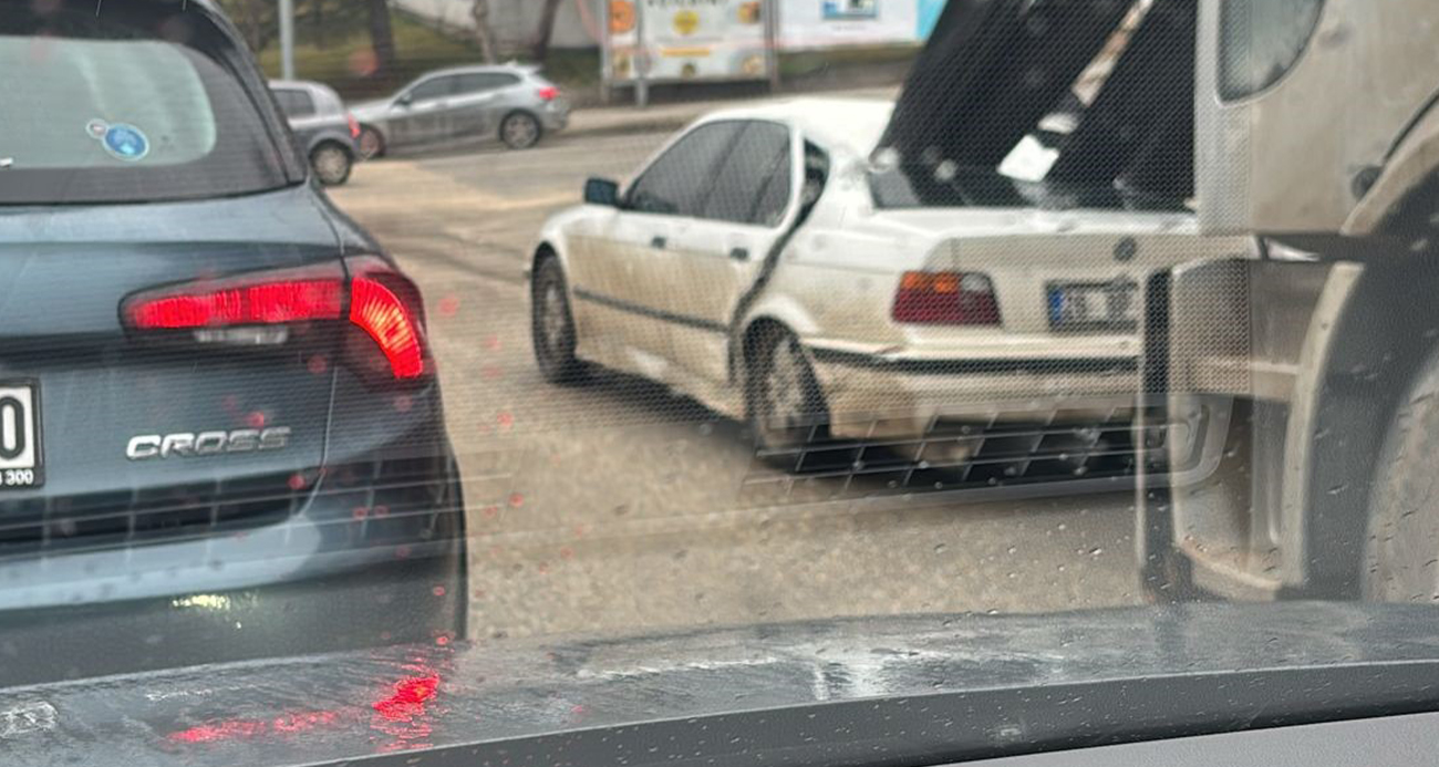 Kamyondaki demirler önündeki araca ok gibi saplandı, facia ucuz atlatıldı