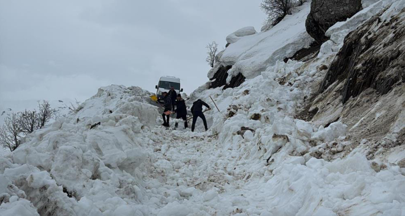 Hakkâri’de çığ düştü: Öğrenci servisi yolda kaldı