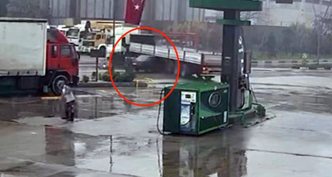 Turgutlu’da otomobil tırın altına ok gibi saplandı! O anlar kamerada
