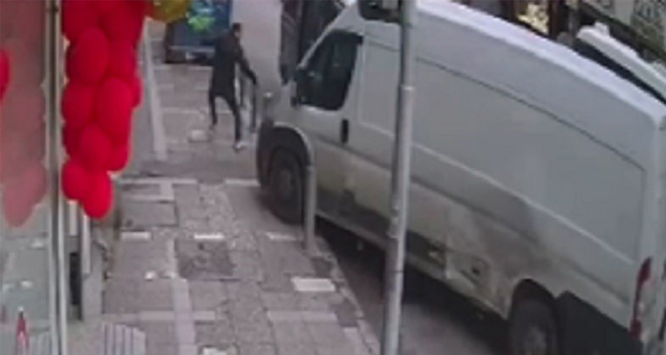 Freni patlayan minibüs, kaldırımdaki yayayı böyle çarptı